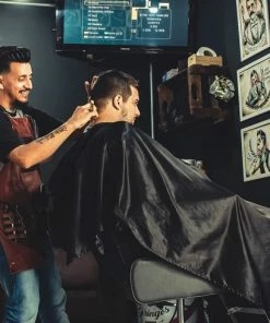 Gloednieuw 🧨 Merkloos Kappersmantel – Elastische Halssluiting - Metalen Gesp – Kapmantel Zwart 🎉 -Oral-B Shop 550x489 1